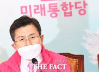 [TF포토] 마스크 쓴채 발언하는 황교안 대표