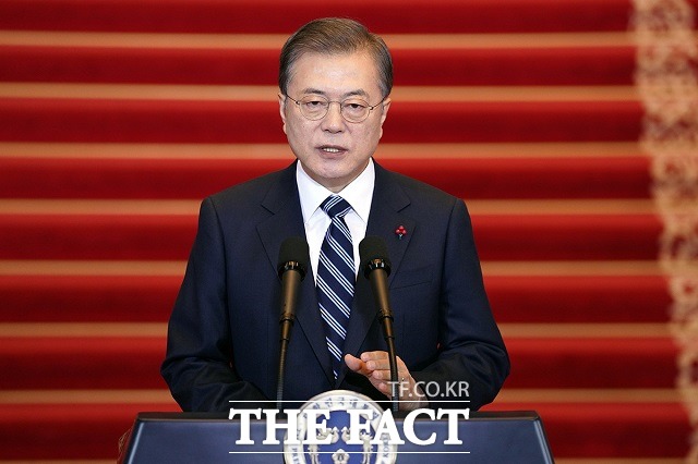 문재인 대통령이 20일 코로나19 사태 속에도 일부 교회가 주말 예배를 강행하려는 움직임에 소규모 집단 감염 사례가 언제든지 되풀이 될 수 있다고 우려했다. /청와대 제공