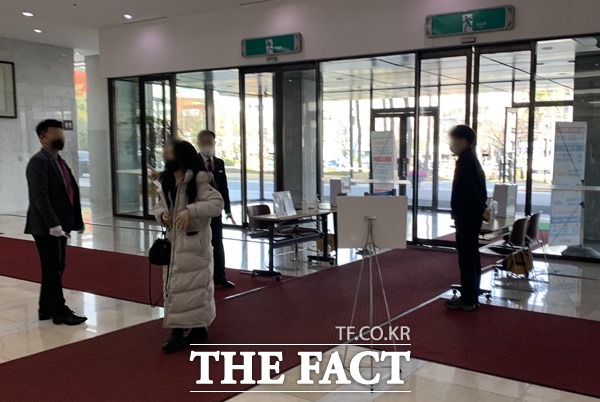 20일 농심 정기 주주총회가 열린 가운데 참석자들은 마스크를 착용하고 직원들은 발열을 체크하는 등 분주했다. /동작=이민주 기자