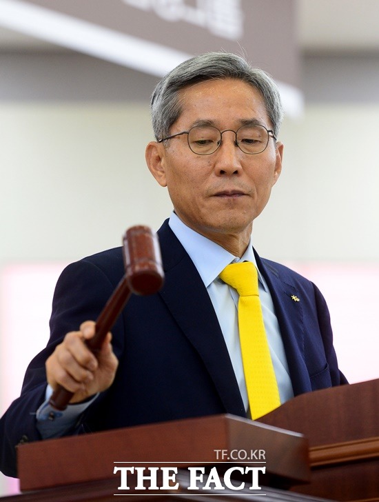 윤종규 KB금융지주 회장은 20일 개최된 정기 주주총회 현장에서 푸르덴셜생명 인수 적정성 우려에 대해 향후 보험 비즈니스를 좋게 본다고 답했다. 사진은 지난 2018년 20일 서울 영등포구 KB국민은행 본점에서 열린 임시주주총회 당시 윤종규 회장. /더팩트 DB