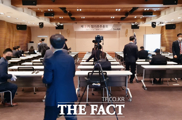 20일 오전 진행된 주주총회에는 소수의 인원만 참석했다. 주총이 진행되는 대회의실 앞에서는 열감지 검역이 이뤄졌다. /한건우 기자