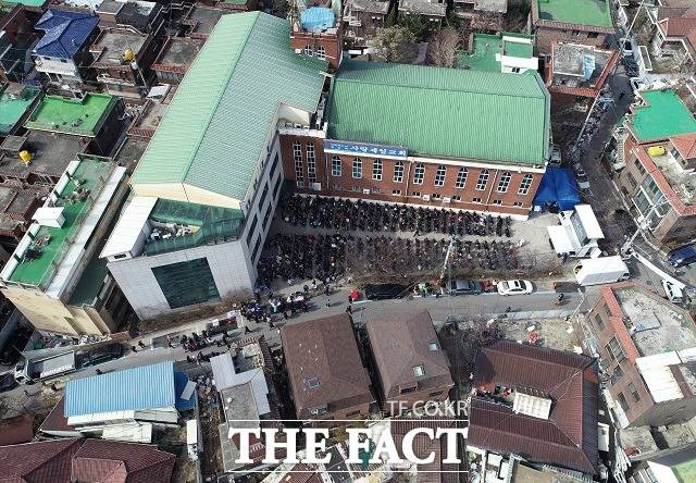 문재인 대통령은 주말을 앞둔 20일 여전히 예배를 열겠다는 교회들이 적지 않아 걱정이라고 우려했다. 지난 15일 서울 성북구 사랑제일교회에서 신도들이 실내·실외 동시에 열린 주일예배에 참석한 모습. /배정한 기자