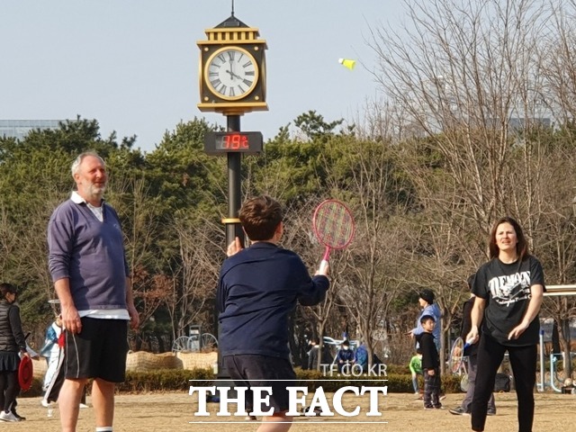 토요일인 21일은 낮 최고기온이 23도까지 오르며 포근하겠지만, 오후부터 중부지역은 비가 내리겠다. 사진은 서울 서초구 몽마르뜨 공원에서 시민들이 즐겁게 지내는 모습.  /이효균 기자