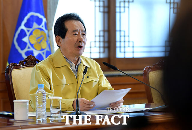 정세균 국무총리가 15일 오후 서울 종로구 서울정부청사에서 열린 긴급 경제상황점검회의를 주재하고 있다./이덕인 기자