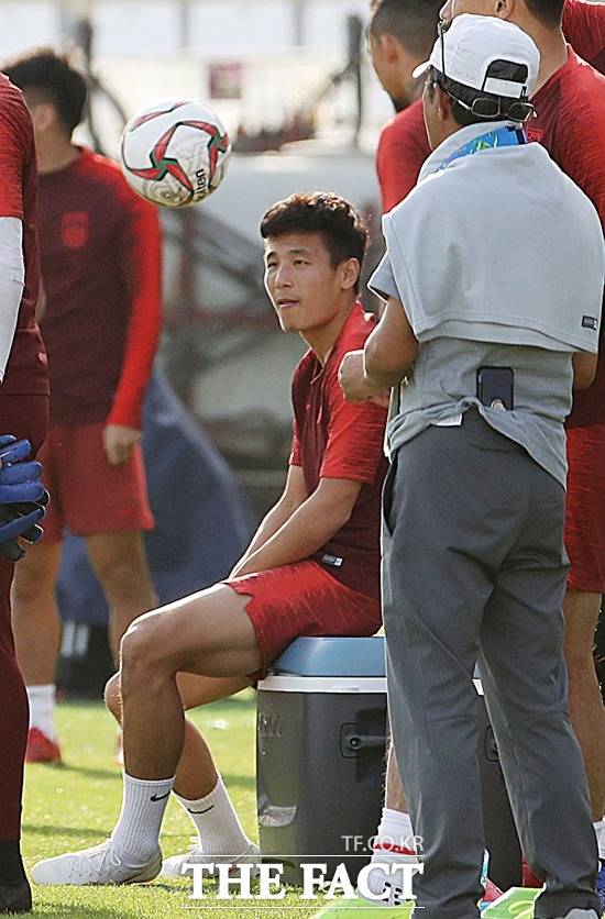 중국 축구선수 우레이가 코로나19 확진 판정을 받았다. 사진은 아랍에미리트 아부다비 알 나얀 스타디움에서 우레이가 훈련을 앞두고 앉아 있는 모습./뉴시스