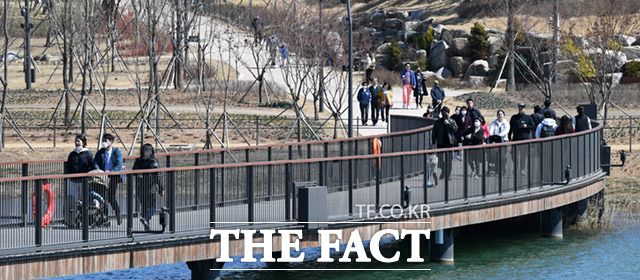 완연한 봄 날씨에 서울식물원 찾은 시민들