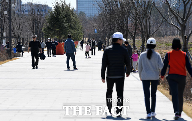 완연한 봄 날씨를 보인 22일 오후 서울 강서구 마곡동 서울식물원에서 시민들이 산책을 즐기고 있다. /임세준 기자