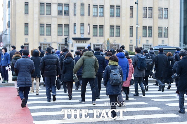 23일 생명보험협회에 따르면 온라인에서 가입한 보험의 초회보험료(최초 납입한 보험료) 합산 금액은 지난해 11월 기준 174억 원으로 2015년 76억 원에서 130.5% 증가했다. /임세준 기자