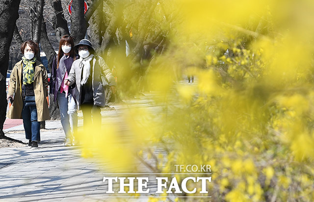 코로나19 지역사회 확산을 막기 위한 사회적 거리두기 운동이 일고 있는 23일 오후 서울 영등포구 여의도한강공원을 찾은 시민들이 마스크를 쓴 채 봄 기운을 만끽하고 있다. /이동률 기자