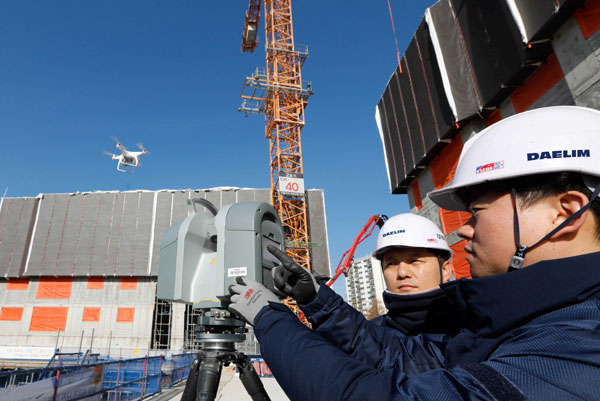 대림산업 직원들이 경기도 김포에 건설 중인 e편한세상 김포 로얄하임 현장에서 3D 스캐너와 드론을 활용해 BIM 설계에 필요한 측량자료를 촬영하고 있다. /대림산업 제공