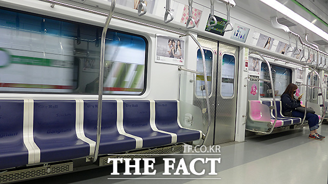 코로나19로 인한 행사대행업의 매출액이 작년 대비 평균 최소 75%에서 90%로 감소한 것으로 나타나 특별고용지원업종 추가가 요구되고 있다. 사진은 코로나19 지역사회 확산을 막기 위한 사회적 거리두기 운동으로 한산해진 서울 지하철 객실 내부 모습./이새롬 기자