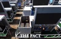 [TF포토] 선거 준비로 바쁜 유세 차량 제작 업체