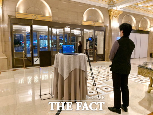 국내 호텔들이 언택트 패키지를 강화하며 고객 잡기에 나서고 있다. 사진은 서울 소공동에 위치한 롯데호텔에서 직원이 열 감지 카메라를 지켜보고 있는 모습. /한예주 기자