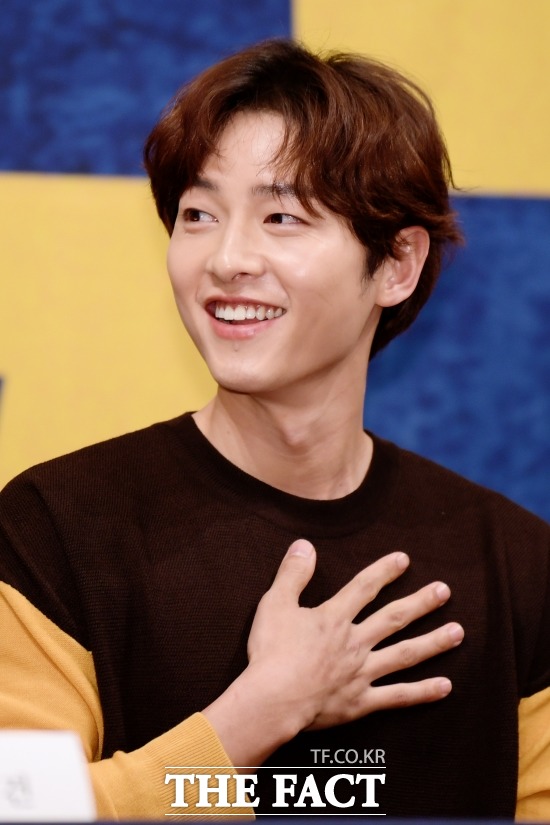 배우 송중기가 28일 오후 서울 강남구 임피리얼 팰리스 서울에서 열린 tvN 주말 드라마 아스달 연대기 제작발표회에 참석해 취재진의 질문을 들으며 놀라고 있다. /이선화 기자