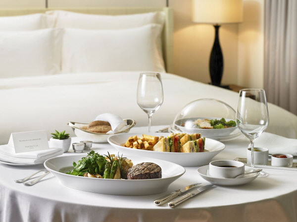 호텔 서비스 중 룸서비스가 대표적인 언택트 서비스로 인기를 얻자 다양한 패키지들이 나오는 중이다. /호텔신라 제공