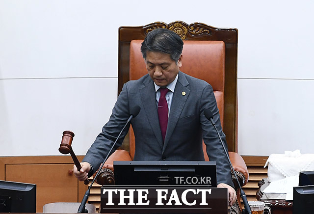 신원철 서울시의회 의장이 2020년도 제1회 서울특별시 추가경정예산안이 통과됐음을 선포하고 있다.