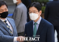 [TF포토] 재판부 변경 후 첫 공판 출석하는 김경수 지사