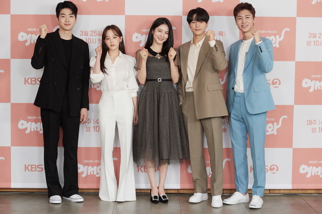 KBS2 어서와 배우들은 시청률 공약을 묻자 9%가 나오면 여의도공원에 모여서 춤을 추겠다고 밝혔다. /KBS 제공