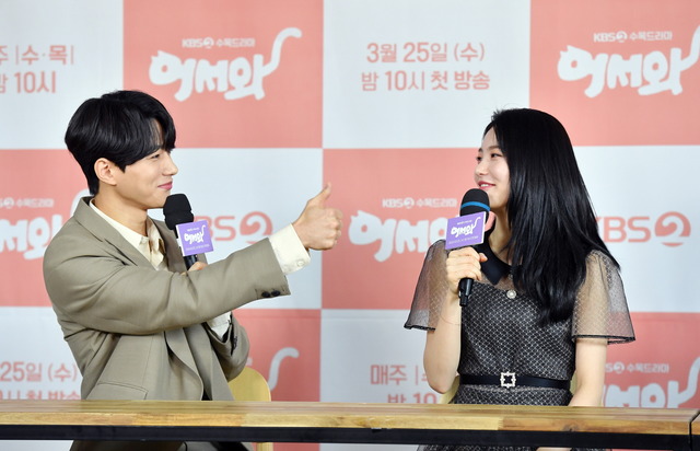 김명수(왼쪽)와 신예은은 호흡이 좋다며 서로를 칭찬했다. /KBS 제공