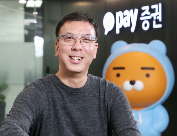 카카오페이머니 업그레이드를 통한 카카오페이증권 계좌 개설 수가 정식 서비스 개시 한 달도 되지 않은 오늘(25일) 50만 개를 넘어섰다. 김대홍 카카오페이증권 대표는 전문지식 없이도 카카오페이 플랫폼에서 재미있게 이용할 수 있는 색다른 투자 방식을 선보일 예정이라고 밝혔다. /카카오페이증권 제공