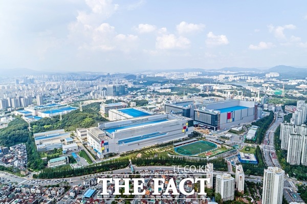 삼성전자가 업계 최초로 D램에 극자외선 노광장비(EUV) 공정을 적용한다. 사진은 삼성전자 화성사업장. /삼성전자 제공