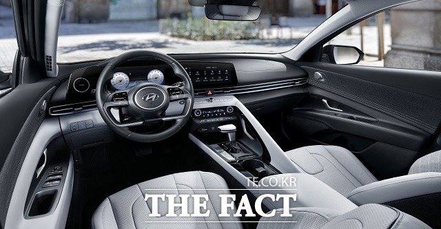 미국 자동차 전문지 오토블로그는 파노라마 디스플레이는 프리미엄 자동차에서나 볼 수 있던 구성이라며 올 뉴 아반떼의 실내 디자인에 대해 호평했다. /현대차 제공