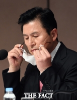 [TF포토] 황교안, '마스크 벗기 쉽지가 않네'