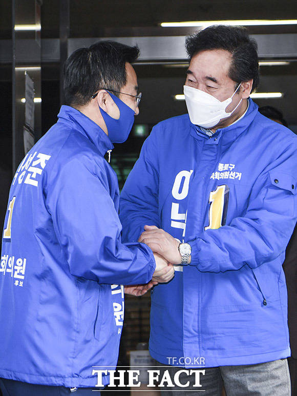 박성준 후보(왼쪽)와 인사 나누는 이낙연