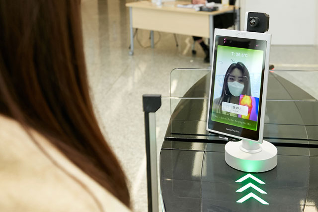 LG CNS 인공지능(AI) 얼굴인식 서비스가 출입 임직원의 마스크 착용 여부를 확인하고 있다. /LG CNS 제공