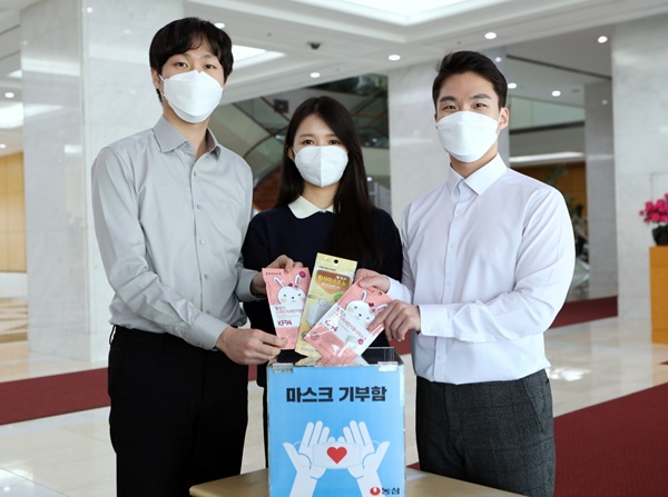 농심이 26일 한국백혈병소아암협회에 소아용 마스크 2100여 장을 기부했다. /농심 제공