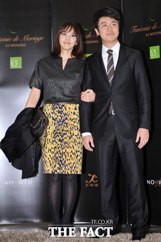 방송인 박지윤(왼쪽)과 최동석 아나운서가 코로나19가 확산되는 가운데 사회적 거리두기 운동에 어긋나는 행동으로 누리꾼들의 지적을 받았다. /남윤호 기자