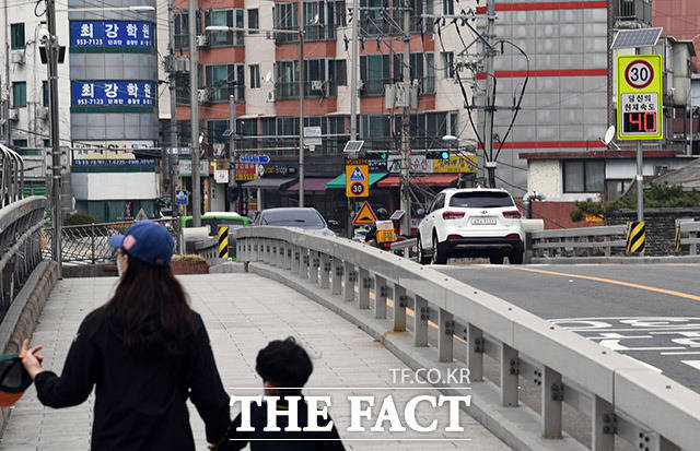 민식이법이 시행된지 하루가 지난 26일 오후 서울 성북구에 위치한 한 어린이보호구역에서 차량들이 규정 속도(시속 30km)를 초과한 채 운행하고 있다. /이동률 기자