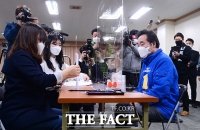 [TF포토] 4.15총선 후보 등록하는 이낙연