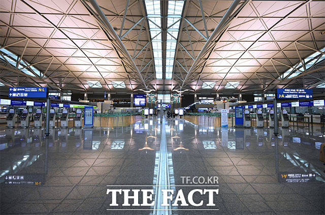 코로나19 영향으로 한국발 방문객 입국 제한 및 금지하는 국가가 증가하고 있는 4일 오후 인천국제공항 제1터미널이 한산한 모습을 보이고 있다. /인천국제공항=이덕인 기자