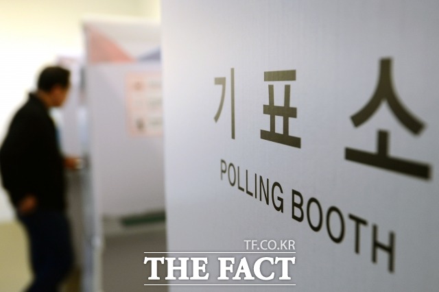 21대 총선에서 유권자들은 48.1cm의 정당 투표용지를 받게 된다. 20대 총선 투표일 당시 서울의 한 투표소에서 유권자들이 투표하는 모습. /남윤호 기자