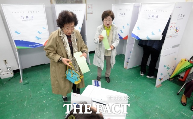 이번 21대 총선에선 약 14만 명의 만18세가 유권자가 돼 투표장에 온다. 17개국에서 재외국민 선거는 불가능해졌다. 20대 총선 투표일에 서울 강남구 논현아파트에 마련된 한 투표소에서 유권자들이 투표하는 모습. /임영무 기자