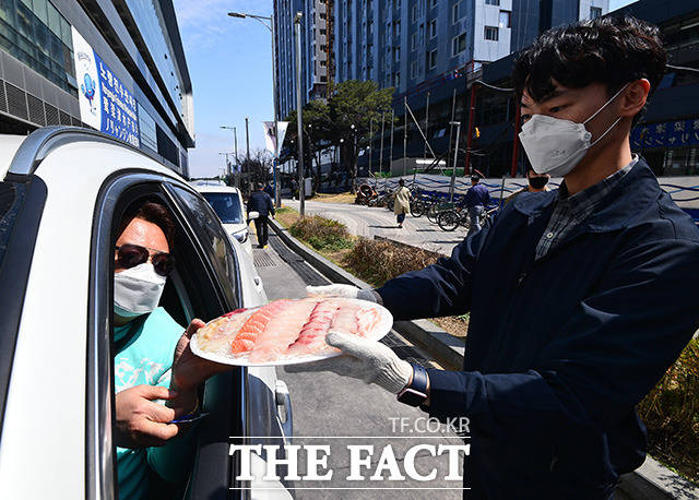 27일 오후 서울 동작구 노량진수산시장에서 시민들이 드라이브 스루를 이용해 수산물을 구입하고 있다. /이동률 기자