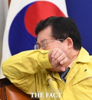 [TF포토] '기침 막기의 정석'