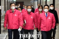 [TF포토] 선거대책회의 나서는 박형준-신세돈