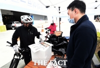 [TF포토] 드라이브 스루, '자전거도 가능해요!'