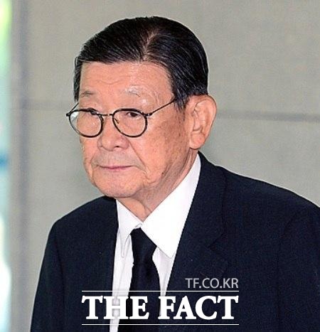 구자원 LIG넥스원 명예회장이 지난 2016년 5월 숙부인 故 구태회 LS전선 명예회장의 빈소가 마련된 서울 송파구 서울아산병원을 찾아 조문을 마치고 나서고 있다. /뉴시스