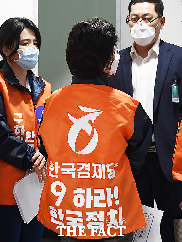 9하라! 한국정치 슬로건의 오렌지 당복을 입은 낯익은 뒷모습...