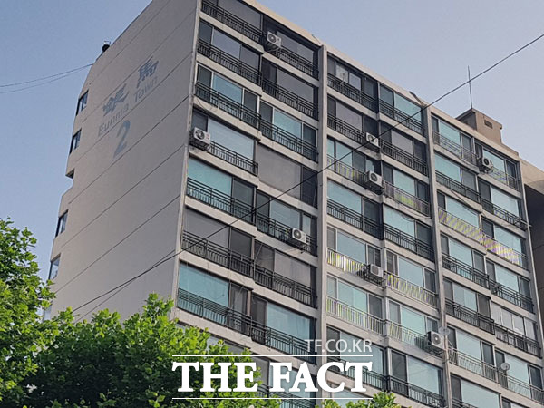 하나금융경영연구소가 29일 공개한 국내 주요 재화 및 서비스 가격 추세 분석 보고서에 따르면 서울 강남의 은마아파트 가격은 1980년 평당(3.3㎡) 77만 원에서 이달 초 6465만 원으로 84배가량 상승했다. /더팩트 DB
