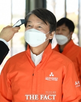 [TF포토] '자가격리 해제' 안철수 대표 '정상 체온이죠?'