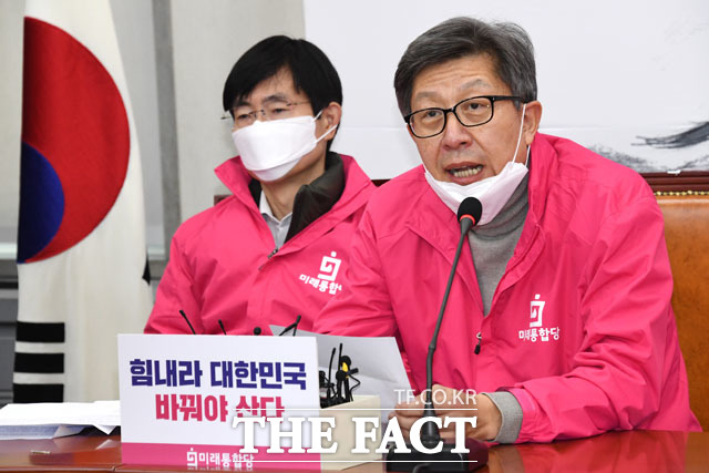 정부 코로나19 대응 비판하는 박형준 공동선대위원장(오른쪽)
