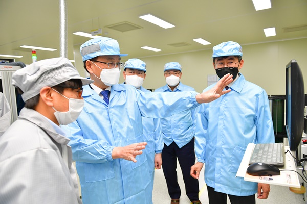 손병환 NH농협은행장은 30일 코로나19 여파로 어려움을 겪는 중소기업 지원을 위해 천안 백석공단에 위치한 지엔에스티를 방문했다. /NH농협은행 제공