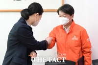 [TF포토] 안철수-권은희, '주먹 인사'