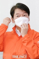 [TF포토] 모두발언 전 마스크 벗는 안철수