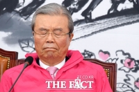 [TF포토] 생각에 잠긴 김종인