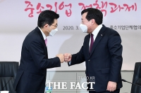 [TF포토] 주먹인사 나누는 황교안-김기문